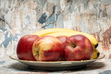 Owoce jabłka i banany na talerzu. © MR. Stanek