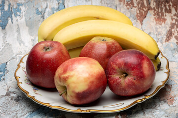 Owoce jabłka i banany na talerzu. © MR. Stanek