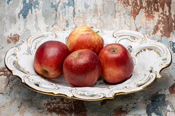 czerwone dojrzałe jabłka na talerzu paterze. © MR. Stanek