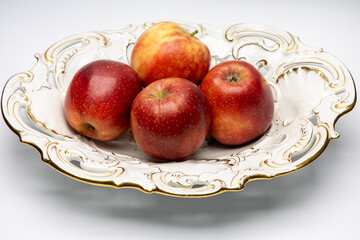 czerwone dojrzałe jabłka na talerzu paterze. © MR. Stanek