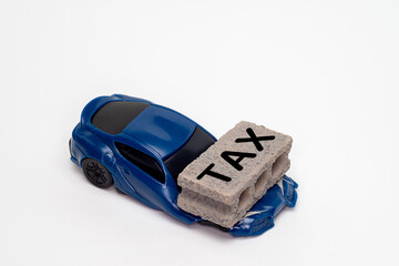 高い税金に押しつぶされる自動車のイメージ