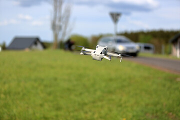 Dron w locie, w powietrzu, samochody osobowe na drodze. © Stanisław Błachowicz