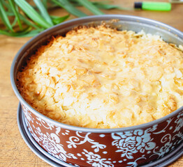 Bienenstich Kuchen in der Backform