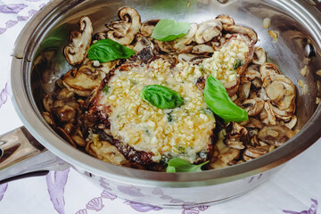 steak fleisch knoblaich champignons
