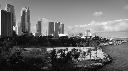 Fototapeta premium Miami Downtown. Serie fotográfica del centro de Miami, sus edificios, formas y la armonía que genera en su unión con el mar.