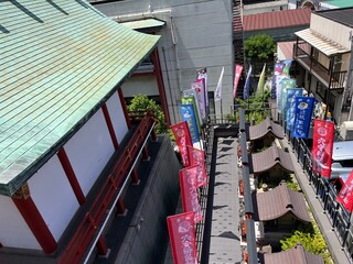 Anamori Inari Shrine (Ota Ward, Tokyo) building in the city