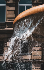 Wasserfontäne am Brunnen im Sommer