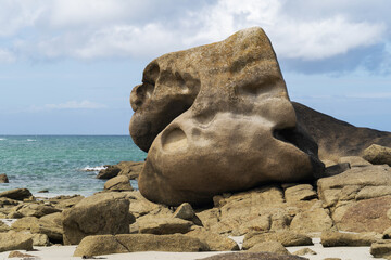 Des formations rocheuses uniques sur la côte des légendes bretonne, évoquant des récits et des mystères maritimes.