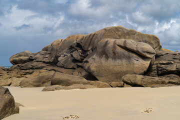 Des formations rocheuses merveilleuses le long de la côte des légendes de Bretagne, évoquant des...
