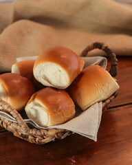 P&Atilde;ES PEQUENOS EM UMA CESTA