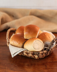 P&Atilde;ES PEQUENOS EM UMA CESTA