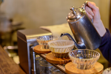 ハンドドリップコーヒー、コーヒーをドリップする女性の手元、カフェ、バリスタ
