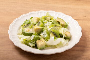 アボカドとキウイのグリーンサラダ