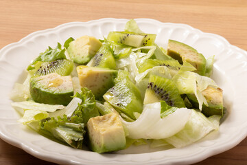 アボカドとキウイのグリーンサラダ