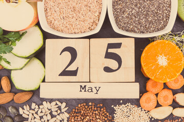 Cube calendar with date of World Thyroid Day and best food containing vitamins for healthy thyroid