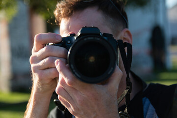 De cerca fotógrafo tomando fotografía con su cámara