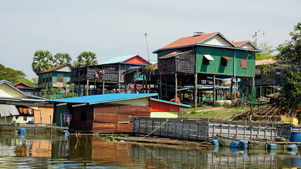 Fototapeta premium floating houes on the tonle sap in cambodia