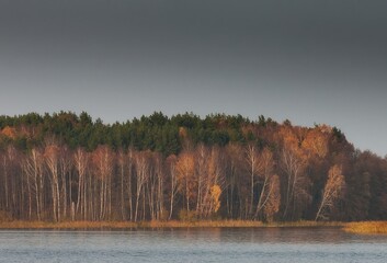 Jesień nad jeziorem © Robert