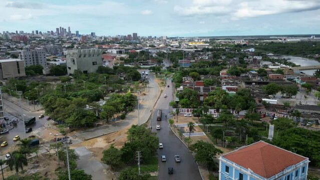 Toma a&eacute;rea de un paisaje urbano en c&aacute;mara r&aacute;pida de una avenida vehicular concurrida