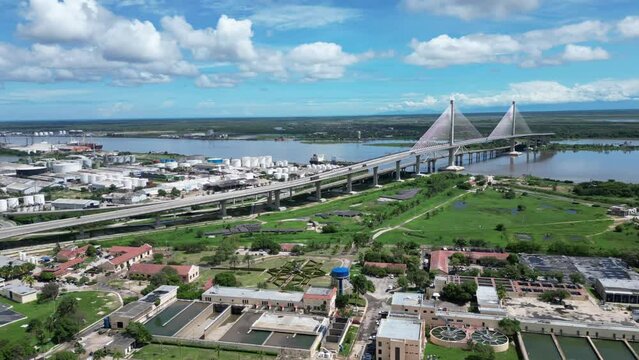 Toma a&eacute;rea de un paisaje urbano en c&aacute;mara r&aacute;pida de un puente sobre un rio que bordea una ciudad