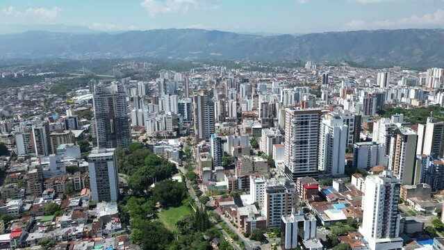 Toma a&eacute;rea de un paisaje urbano en c&aacute;mara r&aacute;pida de los edificios y movimiento de una ciudad 