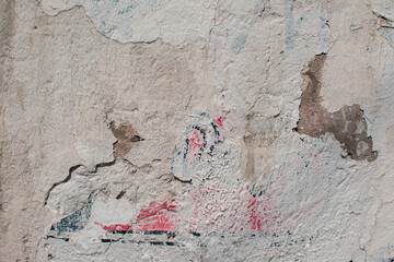 Imagen horizontal de una pared de cemento blanca muy desgastada por el tiempo vieja y sucia 