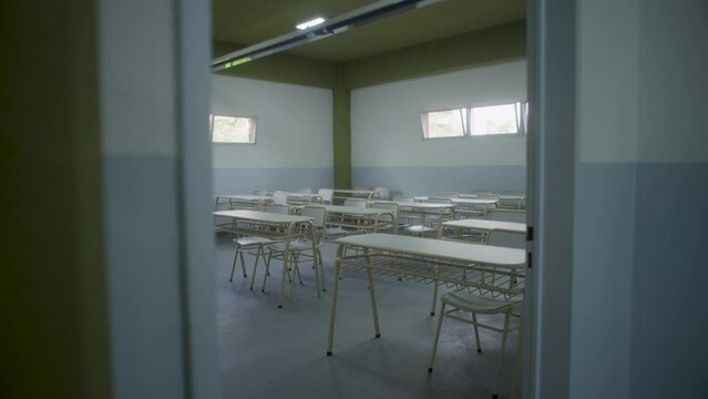 Aula de escuela o colegio con pupitres y bancos nuevos blancos.