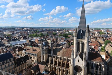 Vue aérienne panoramique sur les toits de la ville de Dijon, en Côte d’Or / Bourgogne, avec...