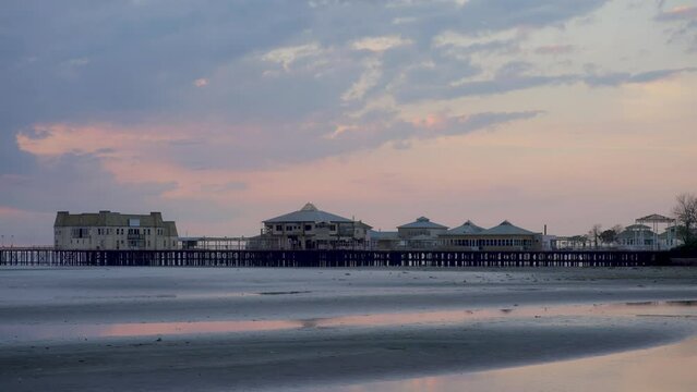 Costa del mar, playa, rivera, r&iacute;o. Muelle con casas. Amanecer. Quilmes, Argentina.