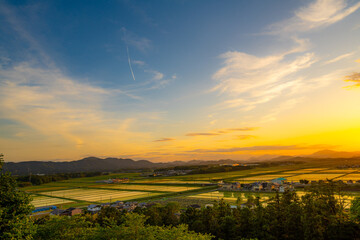 夕陽に照らされる田園