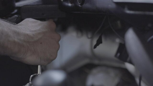 Mano de hombre pone en marcha veh&iacute;culo, llave de automovil. Mano gira la llave de camioneta.