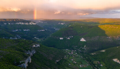 Vallée de montagne et orage
