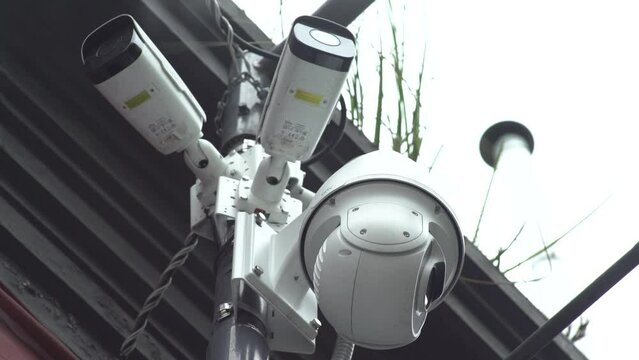 C&aacute;mara de seguridad inteligente, con movimiento. C&aacute;mara de seguridad blanca. C&aacute;mara en exterior. Seguridad, control, previsi&oacute;n, seguros, control social, sociedad de control. Defensa. Alta tecnologia  