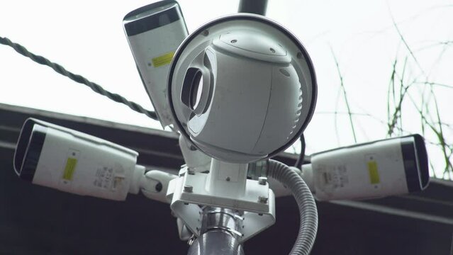 C&aacute;mara de seguridad inteligente, con movimiento. C&aacute;mara de seguridad blanca. C&aacute;mara en exterior. Seguridad, control, previsi&oacute;n, seguros, control social, sociedad de control. Defensa. Alta tecnologia  