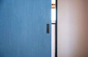 青い扉　引き戸