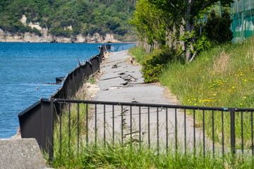 地震でゆがんだ海沿いの遊歩道　石川県七尾市