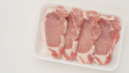 食品トレーに入った生の豚ロース肉