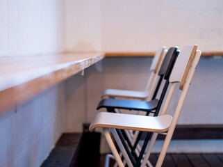 喫茶店イメージ　木製テーブル と椅子