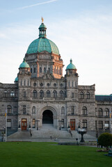 Obraz premium Spring time view of BC legislature building with the surrounding gardens in full bloom