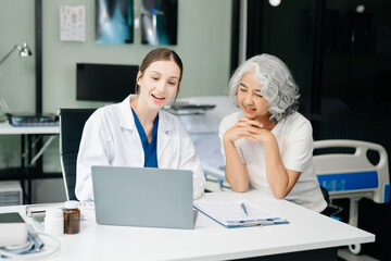 Obraz premium Doctor discussing treatment with male patient talking and laughing sitting on examination bed in clinic or hospital.