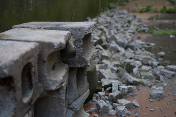 細かく砕かれたブロック