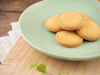 도자기 접시에 담긴 버터쿠키, 간식