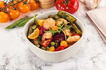 Gourmet salad with prawn and asparagus