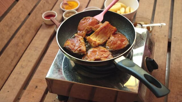 frying Katla pieces to cook