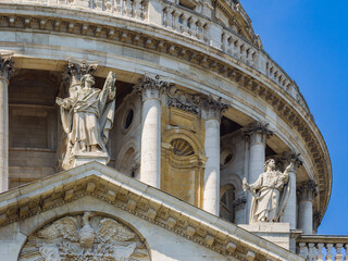 Fototapeta premium Sculptures on the exterior of St Paul's Cathedral (London, England, United Kingdom)