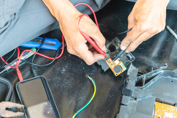 Technician checked air conditioning control board, Repairman fixed air conditioning systems