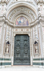 Obraz premium Florence, Italy - April 10, 2024: Florence cathedral with surrounding area full of tourists in Florence, Italy