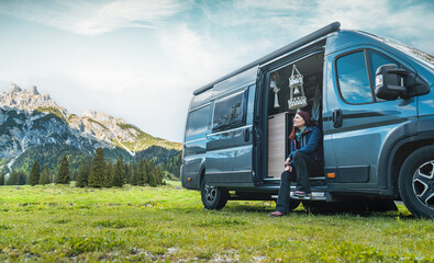 Frau mit Camper Van in den Bergen