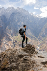 トレッキングする男性