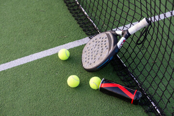  paddle rackets on the playing court